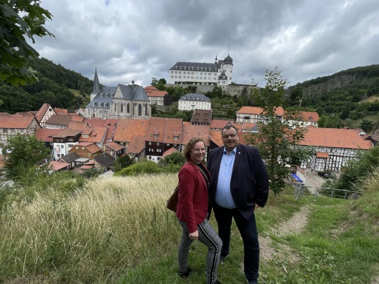 Franziska Baum (MdL) mit Ingo Bodtke (MdB) vor dem Schloss Stolberg/Harz 