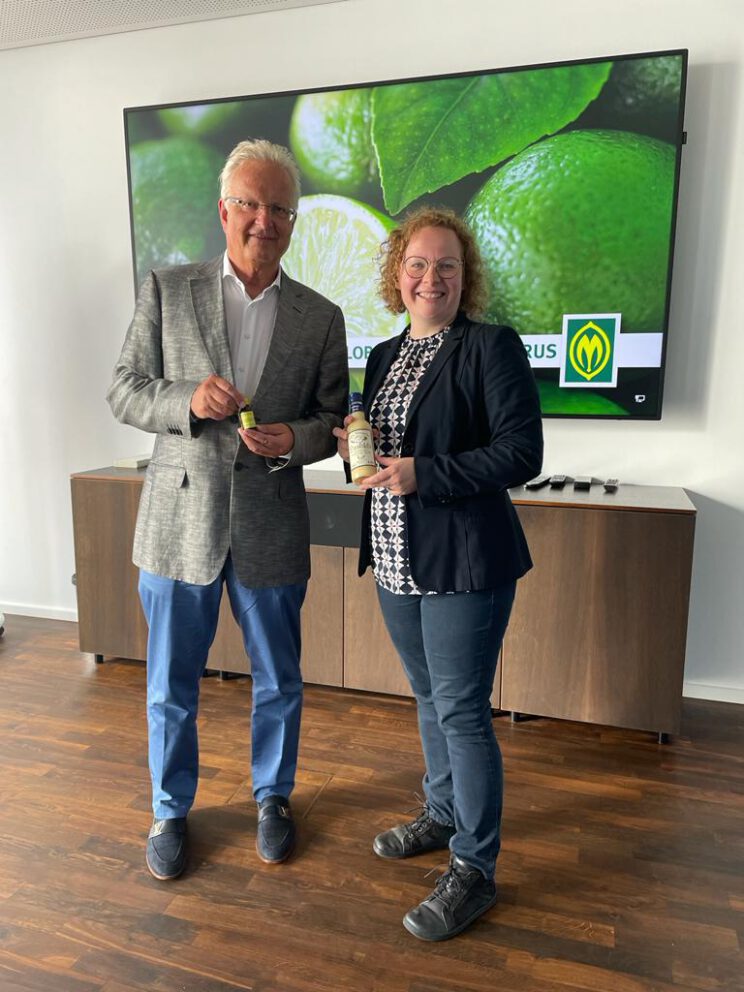 Franziska Baum (MdL) mit Dr. Tillmann Miritz, Geschäftsführer der MCI Miritz Citrus GmbH & Co. KG in Kirchgandern